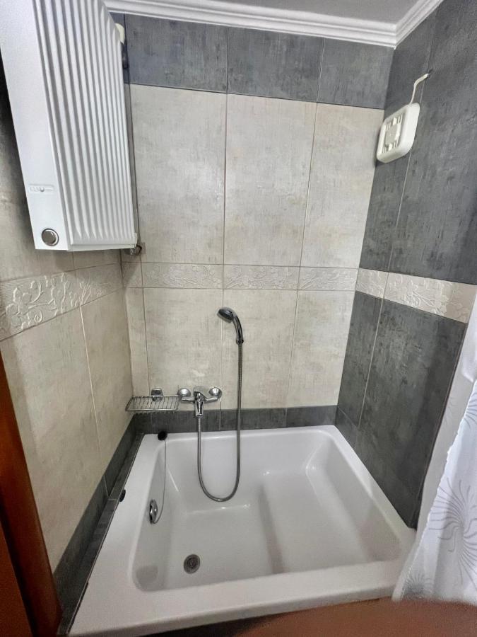 Elegant Downtown Retreat Apartment กาลามาตา ภายนอก รูปภาพ